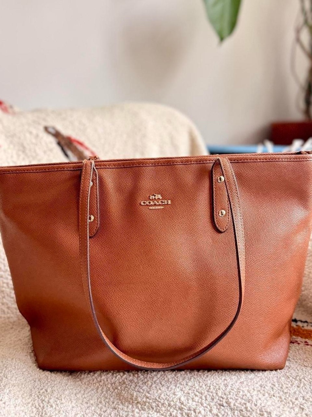 Contemporary Coach City Zip-Up Saddle Crossgrain Leather Tote Bag in Brown